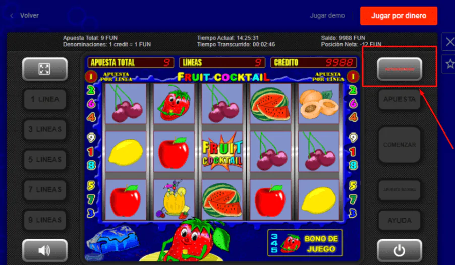 Juego de máquina tragaperras de cóctel de frutas en progreso con fresas, cerezas y limones.